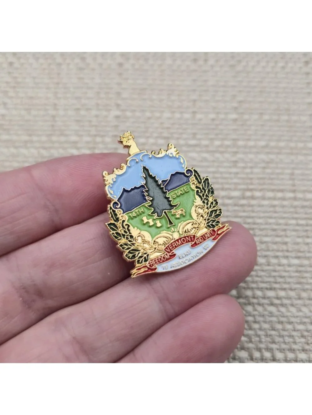 Vermont Elks Association State Coat of Arms Enamel Lapel Pin A8072